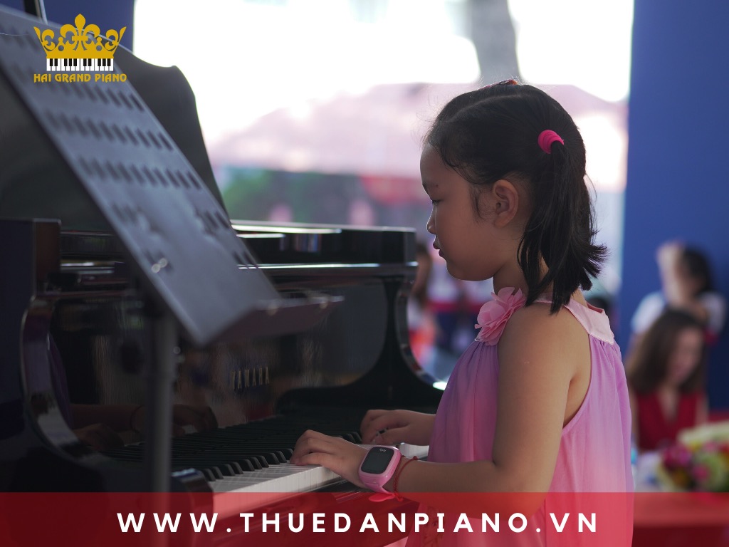 thue-piano-bieu-dien-truong-hoc