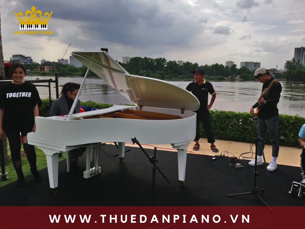 thue-piano-bieu-dien-ngoai-troi