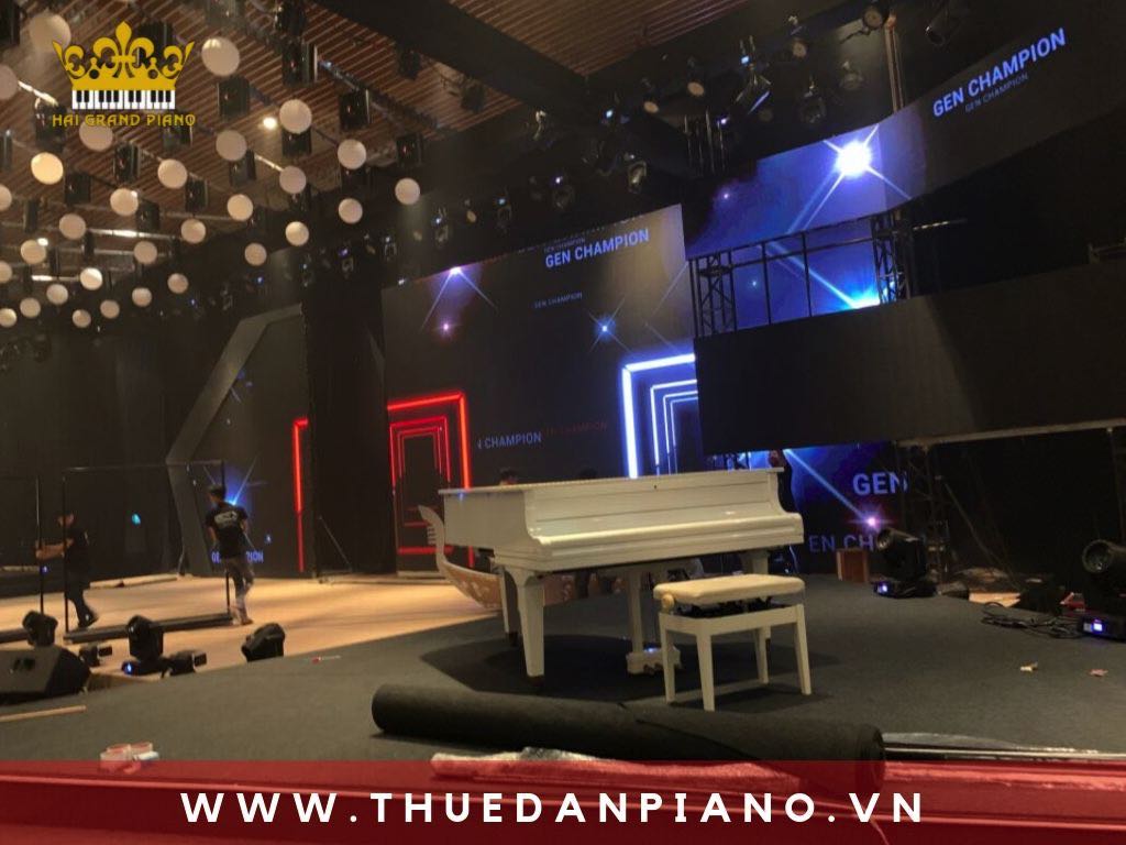 thue-piano-grand-mau-trang
