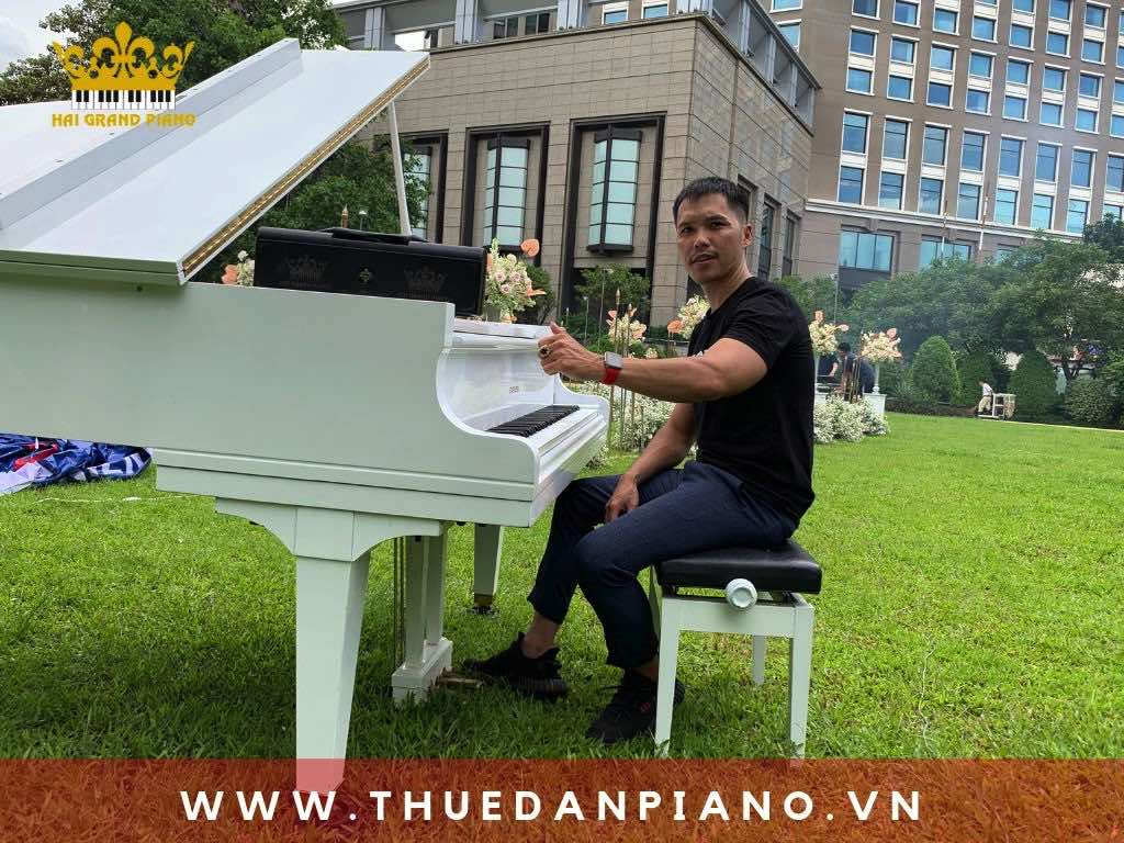 thue-dan-piano-bieu-dien-mau-trang