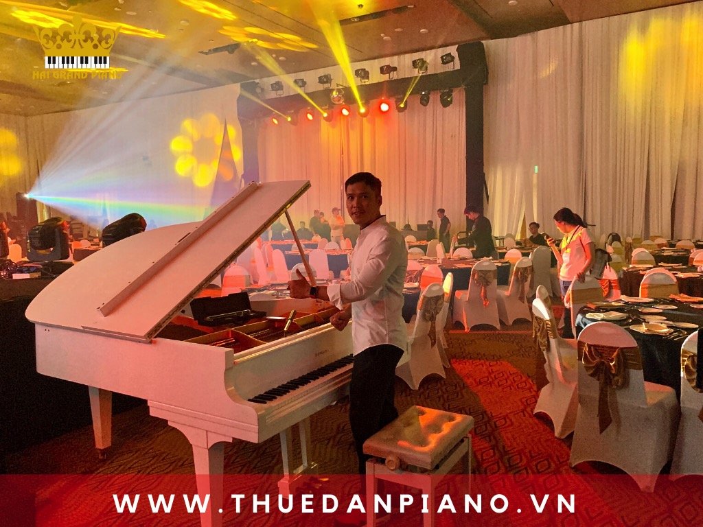 thue-piano-mau-trang-bieu-dien