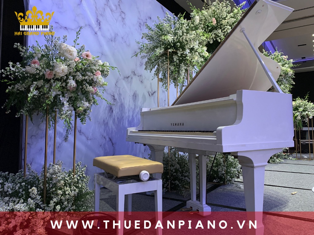 thue-piano-mau-trang-bieu-dien-tiec-cuoi