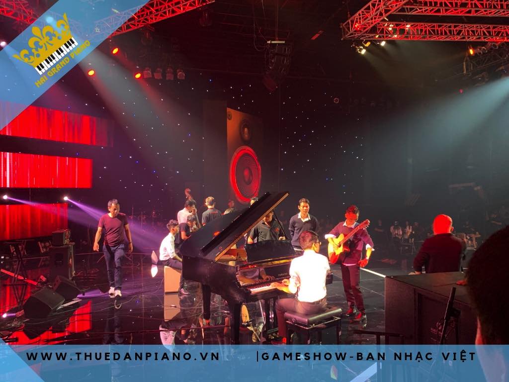 thue-dan-grand-piano-gameshow