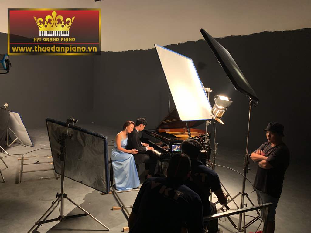 thue dan piano quay mv -1