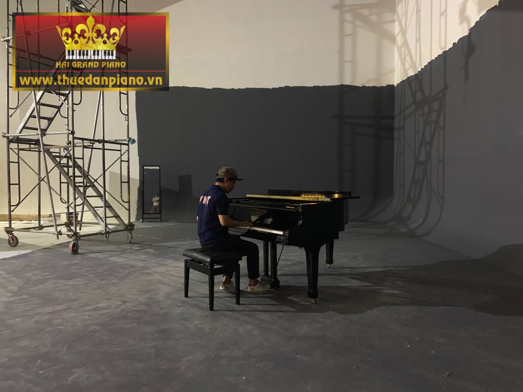 thue dan piano quay mv -9