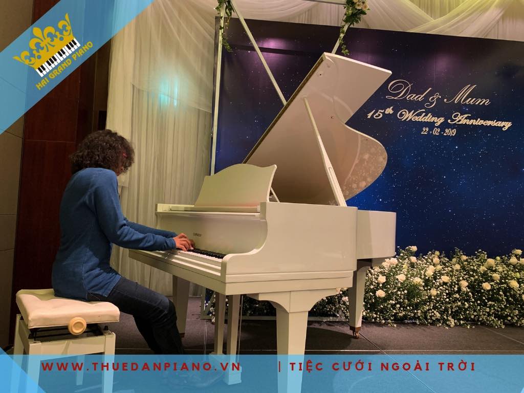 thue-piano-white-bieu-dien