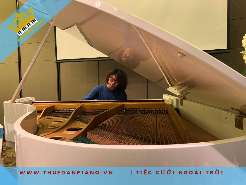 thue-piano-white-bieu-dien_004