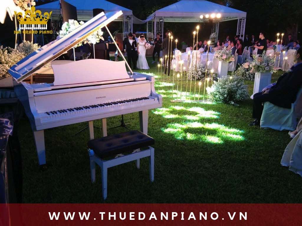 thue-dan-piano-tiec-cuoi-ngoai-troi