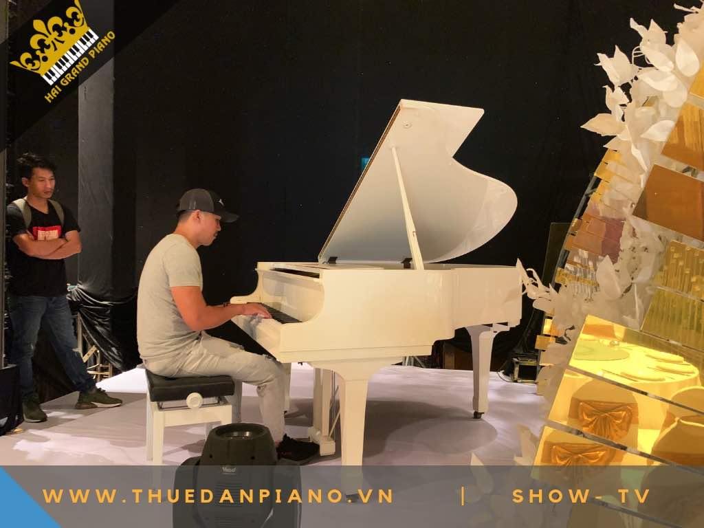 grand piano white 1