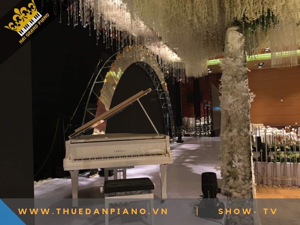 grand piano white 2